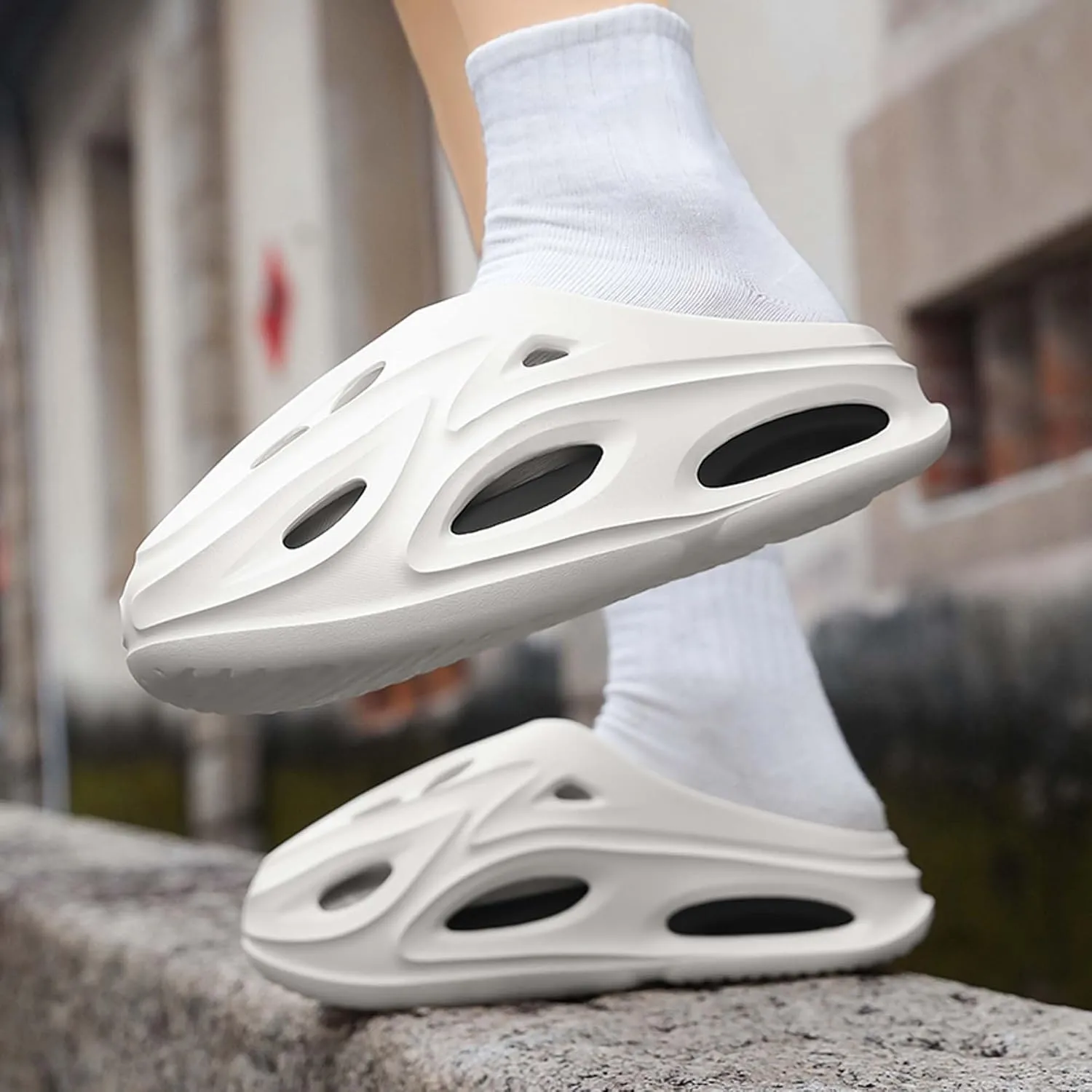 Men's thick soled poop toe slippers are lightweight and breathable beach sandals