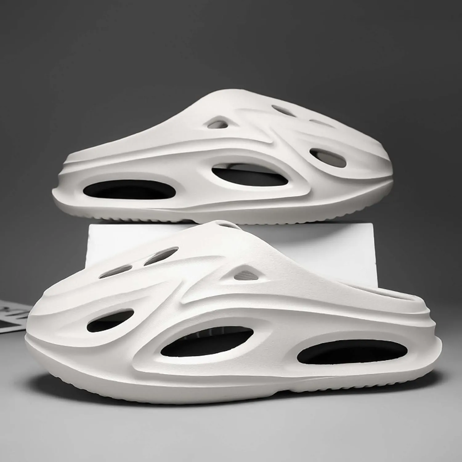 Men's thick soled poop toe slippers are lightweight and breathable beach sandals